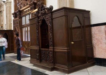 Retorn del confessionari a les esglésies