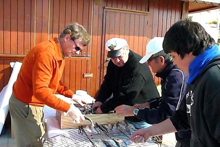 Preparant la sardinada 