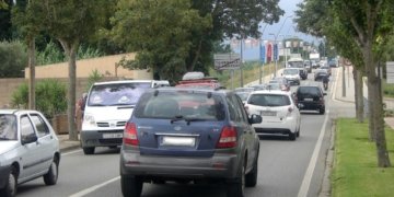 Un any més fent cua