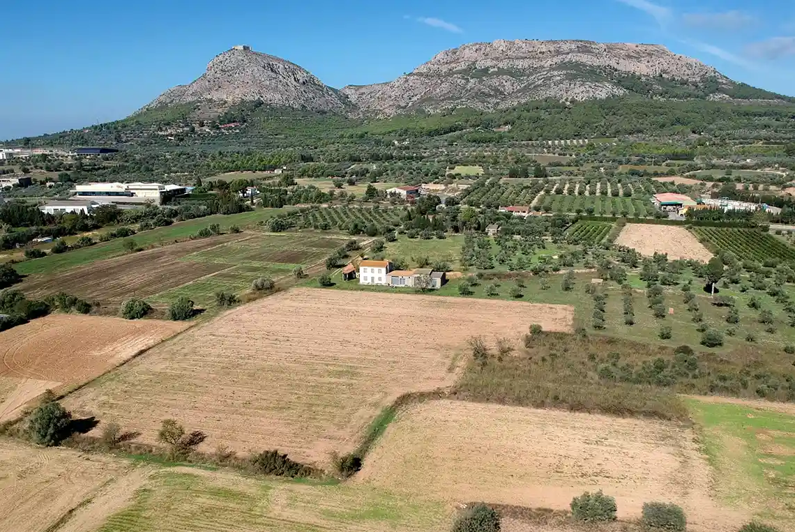 El mas de les Voladeres. Una de les perspectives més espectaculars sobre la plana agrícola i el Montgrí